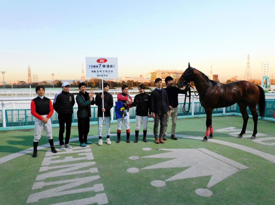 兵　庫競馬の一日最多勝記録を更新した吉村智洋（左）＝撮影・中山伸治