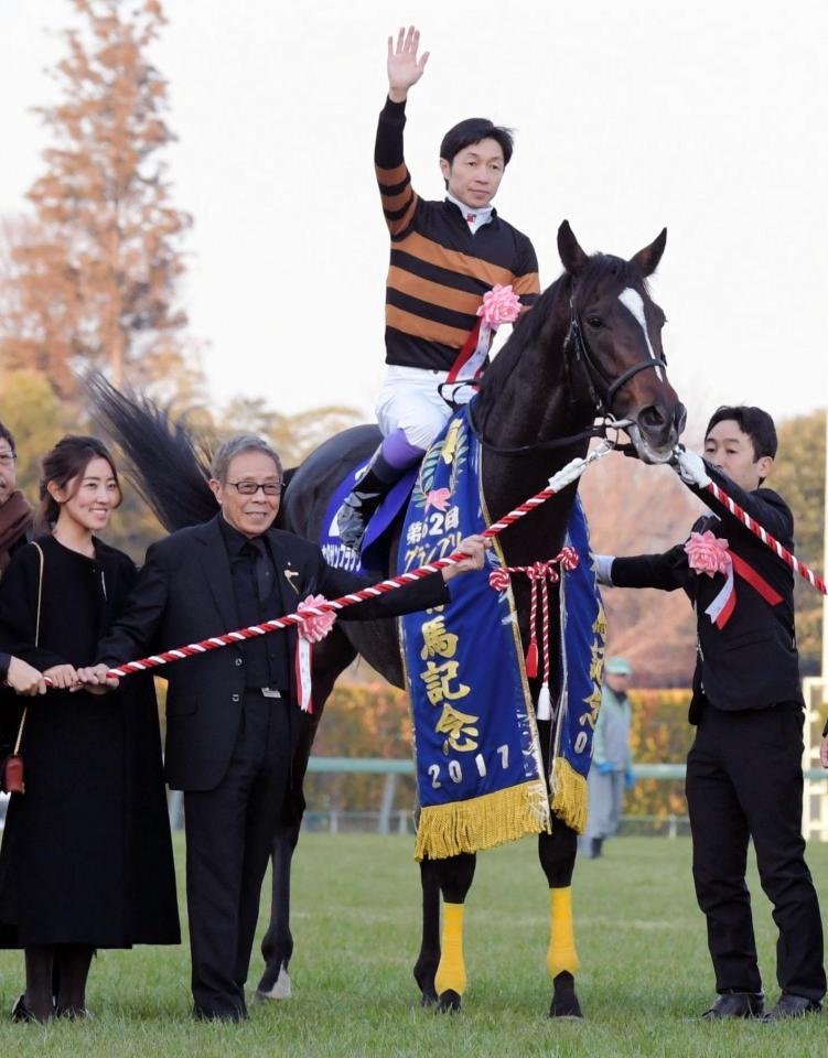 年度代表馬に輝いたキタサンブラックと武豊と北島三郎オーナー＝昨年の有馬記念制覇時