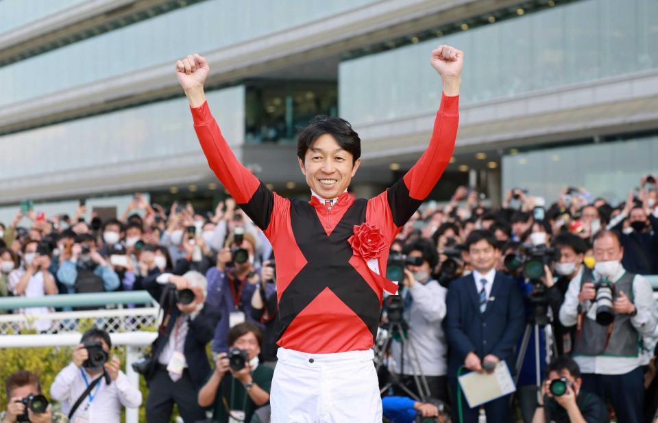 　Ｇ１最年長勝利を決めガッツポーズする武豊（撮影・石湯恒介）