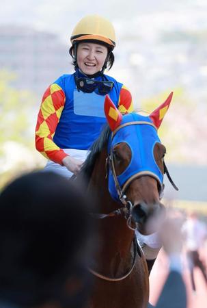 　阪神６Ｒをエバニスタで勝利し、今季５勝目を挙げた古川奈穂（撮影・石湯恒介）