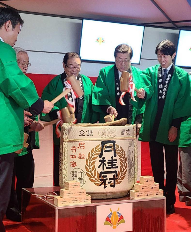 　鏡開きに参加した武豊（右）＝京都競馬場