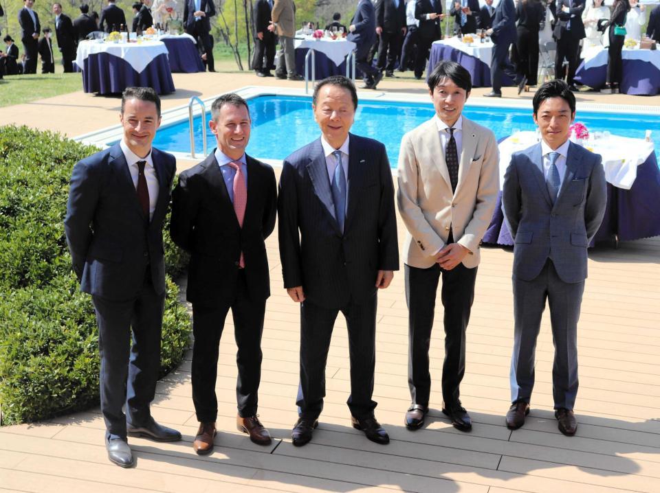 　大山ヒルズ開場２０周年感謝の集いに参加した（右から）川田、武豊、前田代表、Ｍ・デムーロ、ルメール