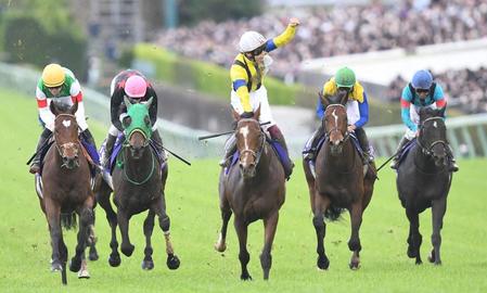 　中山１１Ｒ、第８３回皐月賞を制したソールオリエンスと横山武史騎手（中央）＝撮影・三好信也