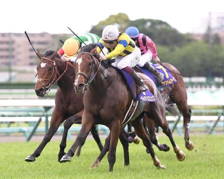 　タスティエーラを抜き去り皐月賞を制したソールオリエンス（右）＝撮影・園田高夫