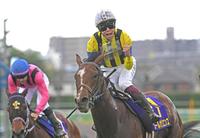 　中山１１Ｒ、ソールオリエンスで皐月賞を制し渾身のガッツポーズをみせる横山武史騎手（右、左は１番人気で３着のファントムシーフ）＝撮影・三好信也