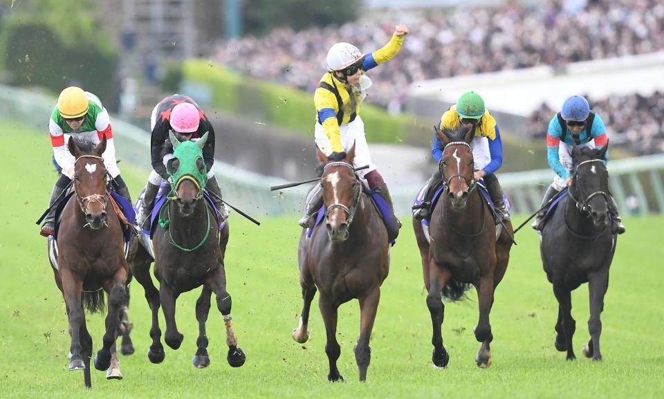 　中山１１Ｒ、第８３回皐月賞を制したソールオリエンスと横山武史騎手（中央）＝撮影・三好信也