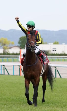 　ガッツポーズを見せるルメール（撮影・石湯恒介）