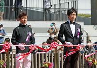 　セレモニーに参加した佐々木蔵之介（右）と武豊