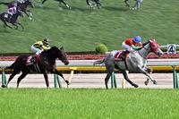 　フローラＳを制したゴールデンハインド。左は２着のソーダズリング