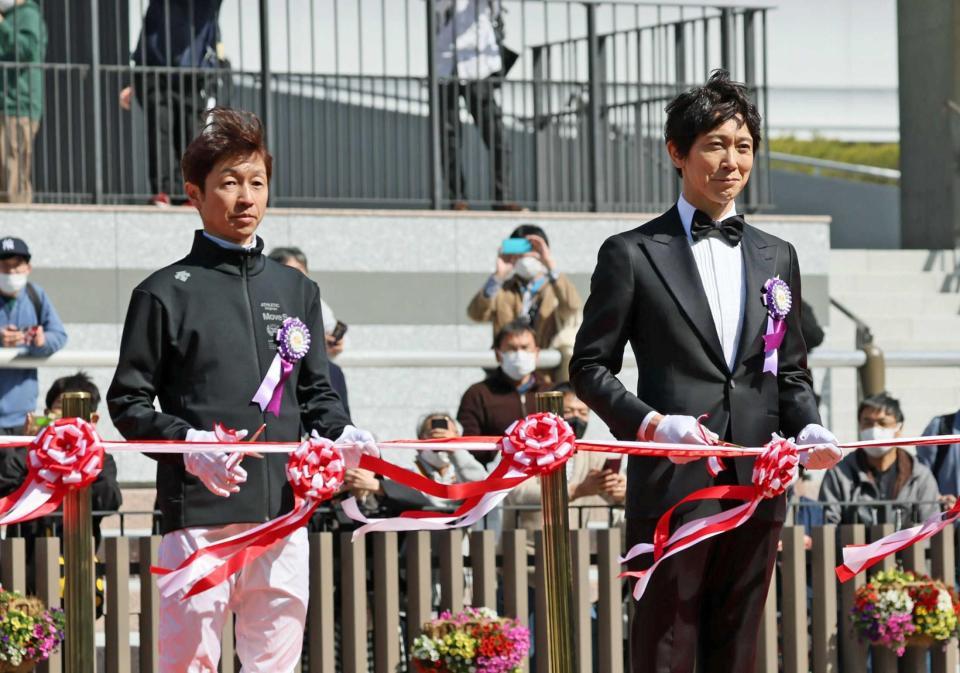 　セレモニーに参加した佐々木蔵之介（右）と武豊