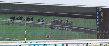 　失速するタイトルホルダー（左端）の様子が映し出されるターフビジョン（撮影・石湯恒介）