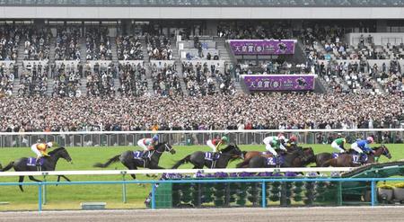 　追走するタイトルホルダー（右から２頭目）。左は春の天皇賞を制したジャスディンパレス（撮影・石井剣太郎）