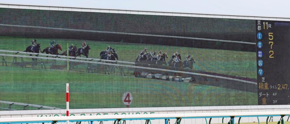 　失速するタイトルホルダー（左端）の様子が映し出されるターフビジョン（撮影・石湯恒介）