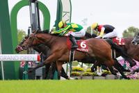 　接戦を制したサトノグランツ（手前）＝撮影・石湯恒介