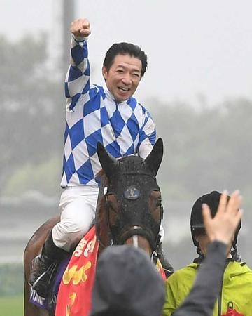 馬上でガッツポーズを見せる内田博