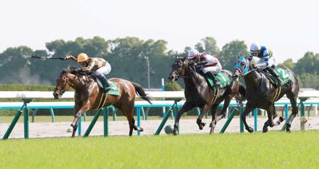 　超抜スタートから押し切ったモズメイメイ（左）＝撮影・石湯恒介