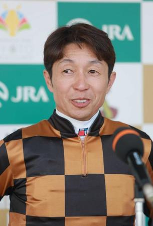 　明日（ダービー）もインタビューを受けられるように…と語った武豊＝京都競馬場（撮影・石湯恒介）