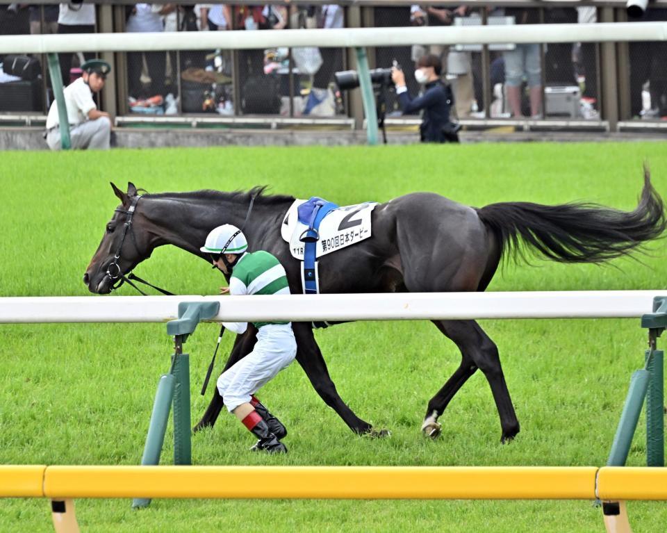 　入線後にスキルヴィングから下馬するルメール