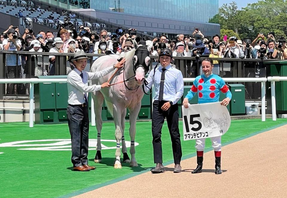 　デビュー勝ちを決めた白毛馬アマンテビアンコとルメール（右）