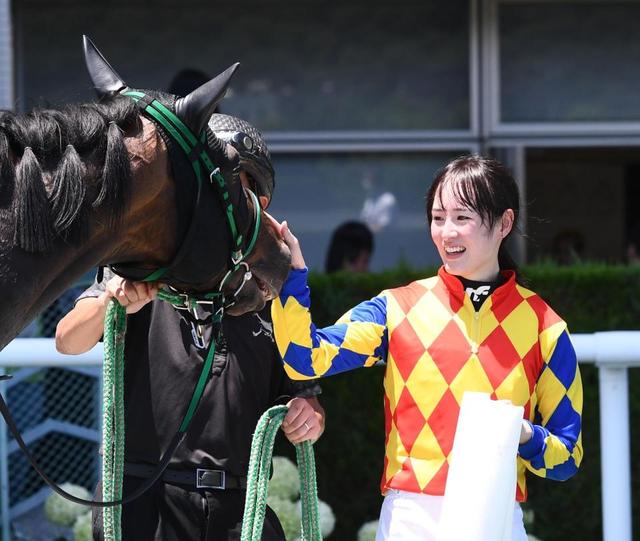 藤田菜七子が福島4Rで3馬身差の快勝「本当に偉いです」