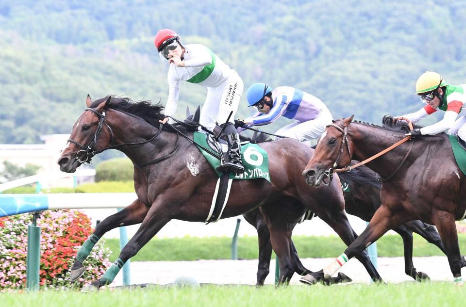 　差し切ったエルトンバローズ（左）と馬上で喜びを爆発させる西村淳（撮影・園田高夫）