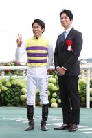 　Ｖサインする幸と右はゲストプレゼンターの佐々木蔵之介