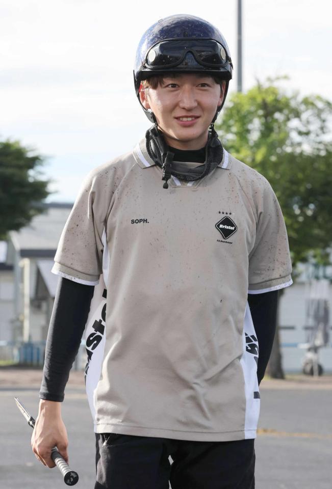 　追い切りを終え、笑顔の鮫島駿