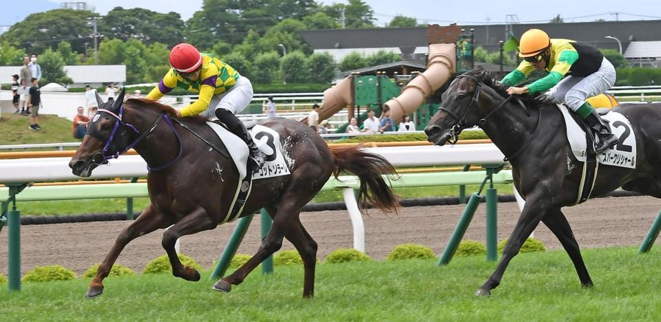 　函館５Ｒ、メイクデビュー函館を制したマーゴットソラーレ（左）（撮影・三好信也）