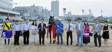 　プラチナカップを制したサヨノグローリーと沢田龍（左端）