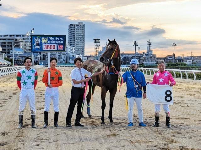 　通算３６００勝を達成してゼッケンを手にする内田利雄（右端）