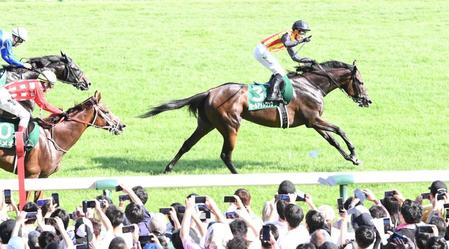 　鋭く抜け出したオールアットワンス（右）＝撮影・園田高夫