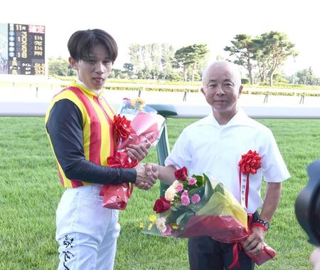 　石川（左）と握手する中舘師