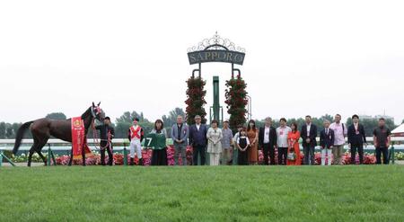 　口取り写真に納まる関係者