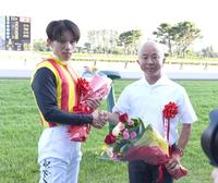 　石川（左）と握手する中舘師