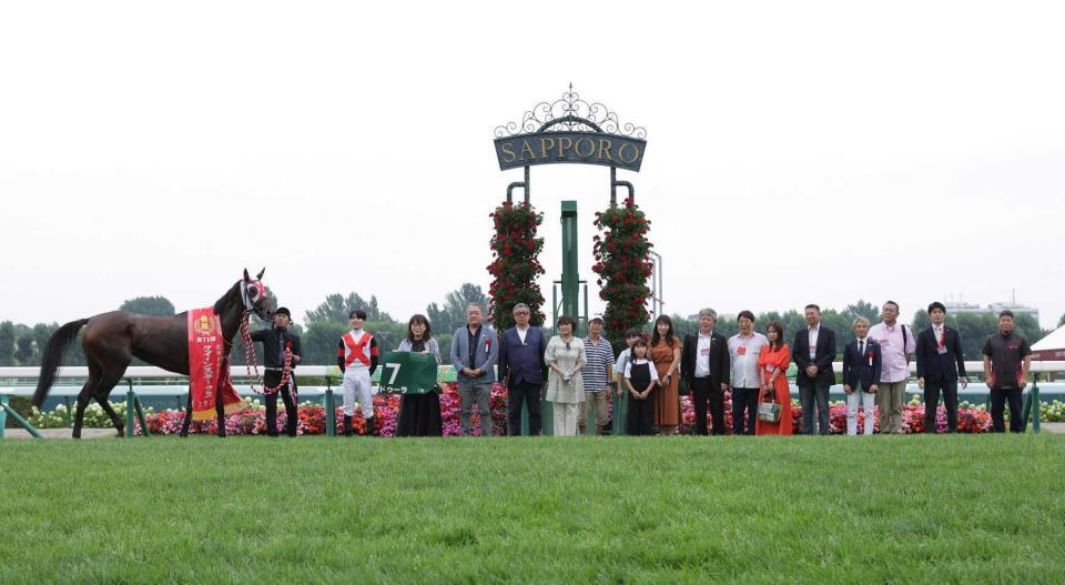 　口取り写真に納まる関係者