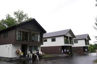 　宿泊施設としても利用できる（手前から）コントレイル棟、リスグラシュー棟、ラヴズオンリーユー棟　