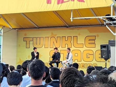 　笑顔でトークショーを行った武豊（中）とＭ・デムーロ