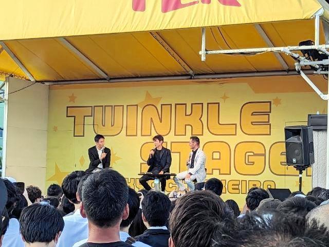 　笑顔でトークショーを行った武豊（中）とＭ・デムーロ