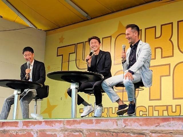 　笑顔でトークショーを行った武豊（中）とＭ・デムーロ