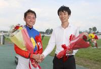 　中村師（右）と握手する岩田望