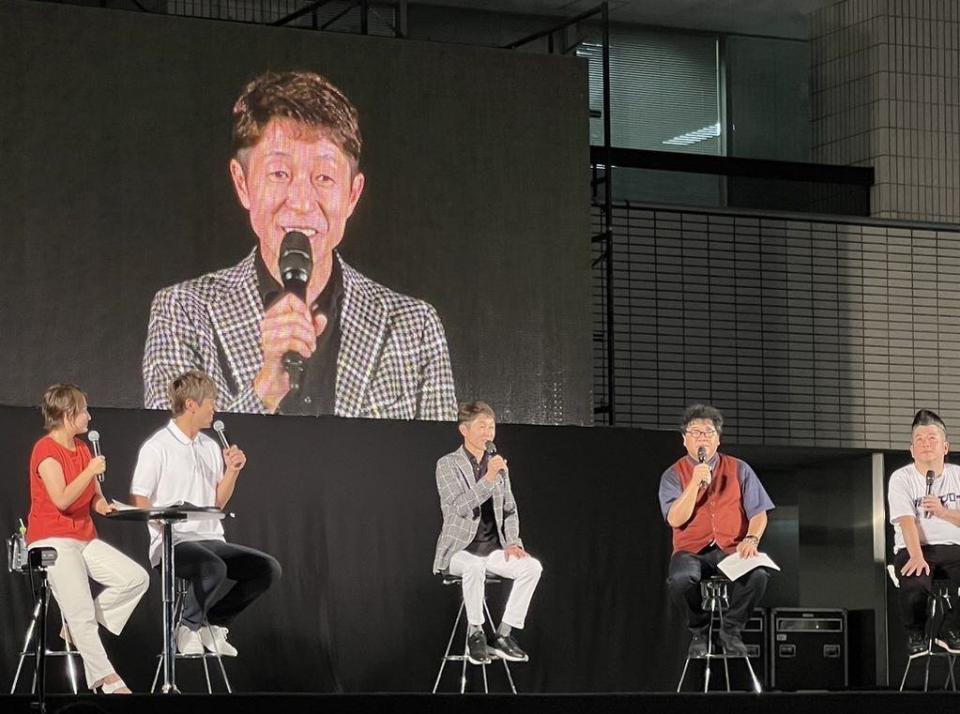 　カンニング竹山（右から２人目）、超新塾のブー藤原（右）らとトークを繰り広げた武豊