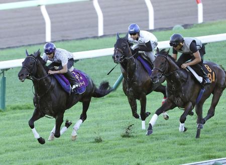 　格の違いを見せたシャフリヤール（左）