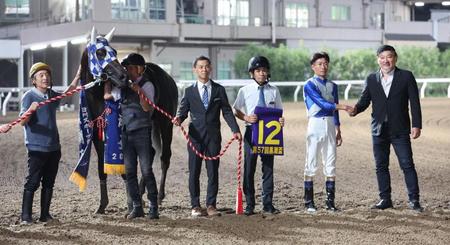 　黒潮盃を制したヒーローコールと森泰斗と関係者