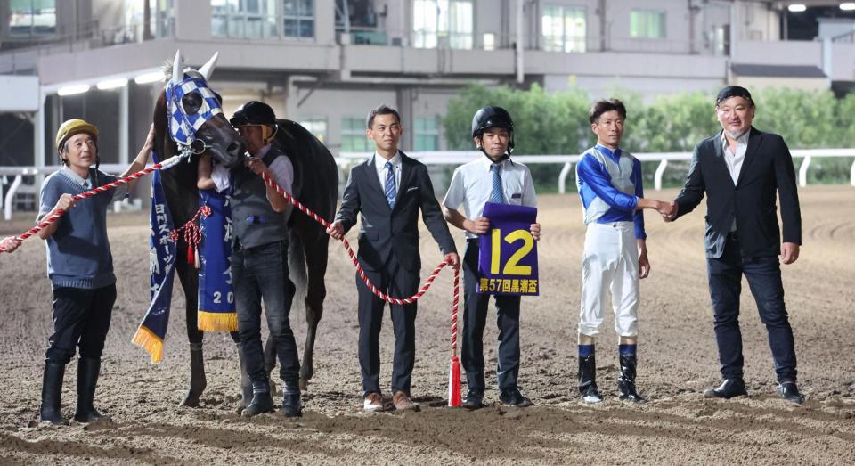 　黒潮盃を制したヒーローコールと森泰斗と関係者