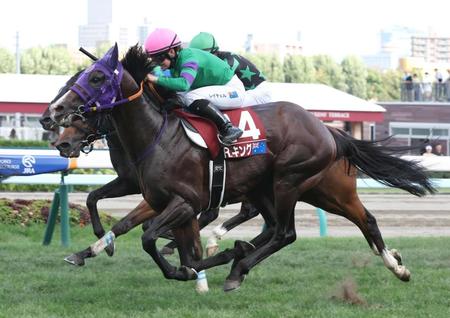 　ＷＡＳＪ第１戦を勝利したレイチェル・キング騎乗のドーバーホーク（手前）