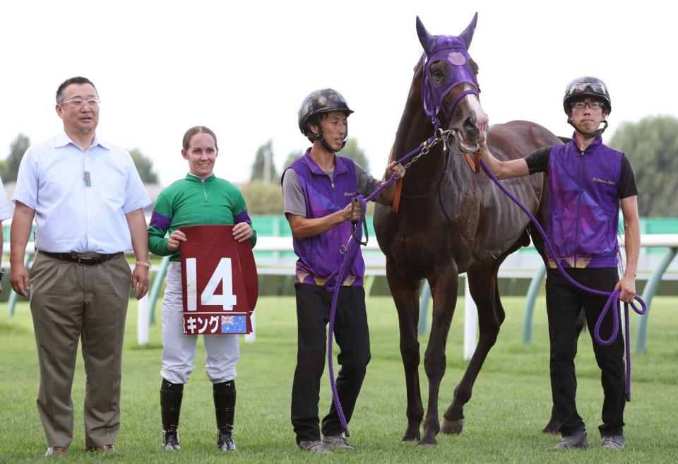 　ＷＡＳＪ第１戦を勝利したレイチェル・キング（左から２人目）とドーバーホーク
