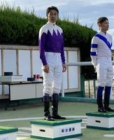 　スペシャルウィークの勝負服で総合優勝を果たした武豊（撮影・中山伸治）