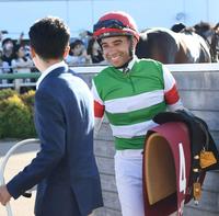 　セントライト記念を制し田中博師と笑顔で握手するモレイラ（右）＝撮影・三好信也