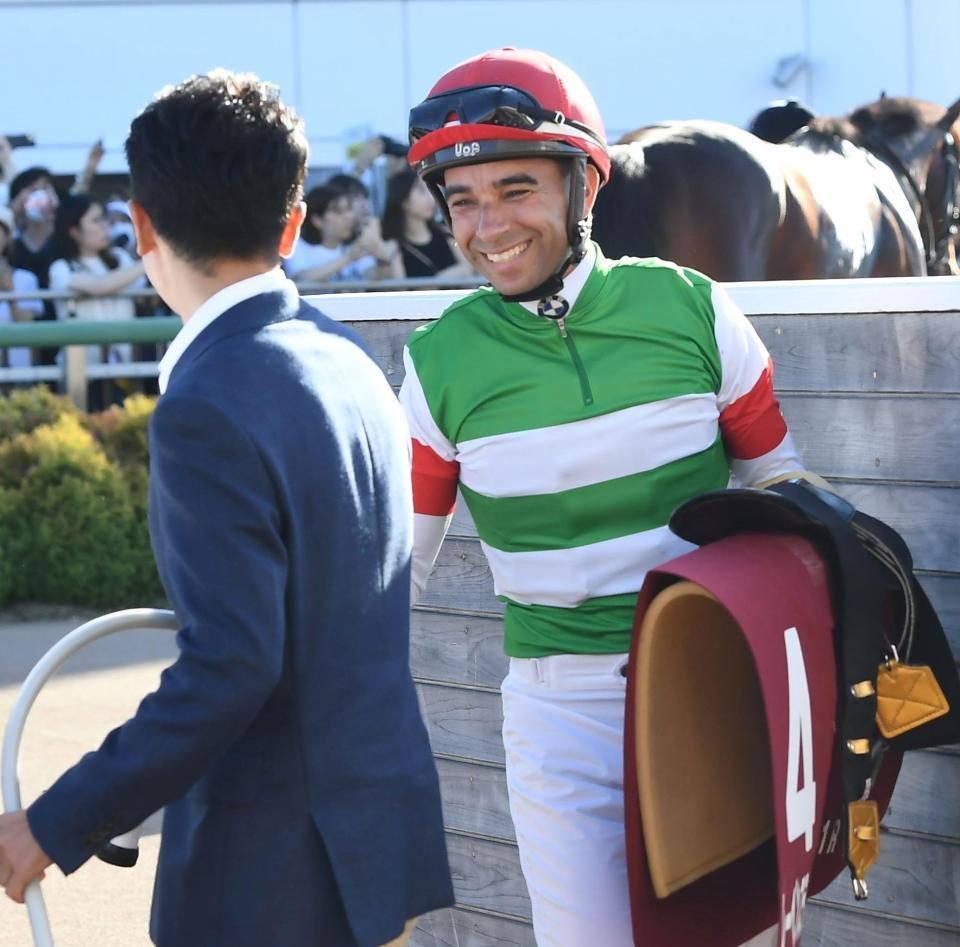 　セントライト記念を制し田中博師と笑顔で握手するモレイラ（右）＝撮影・三好信也