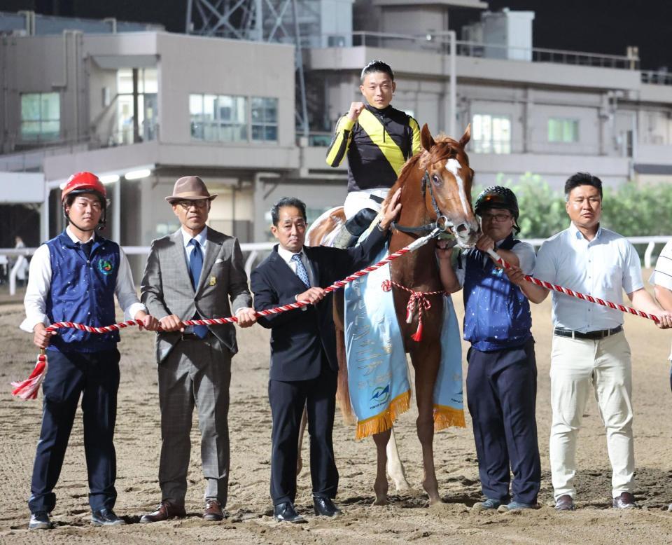 　ゴールドジュニアを制したクルマトラサンと張田昂騎手と関係者